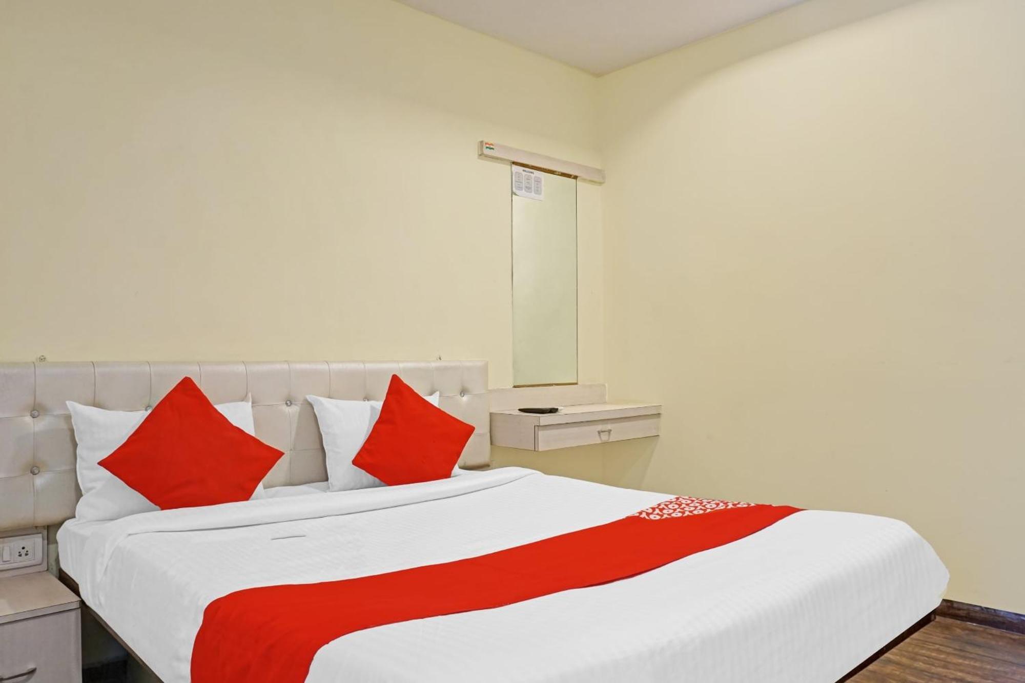 Hotel O 24K Inn Mundhwa Bagian luar foto