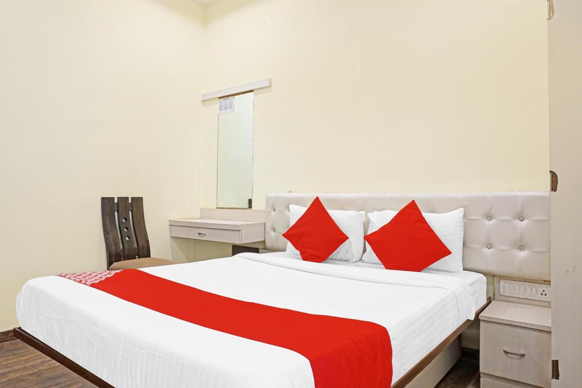 Hotel O 24K Inn Mundhwa Bagian luar foto