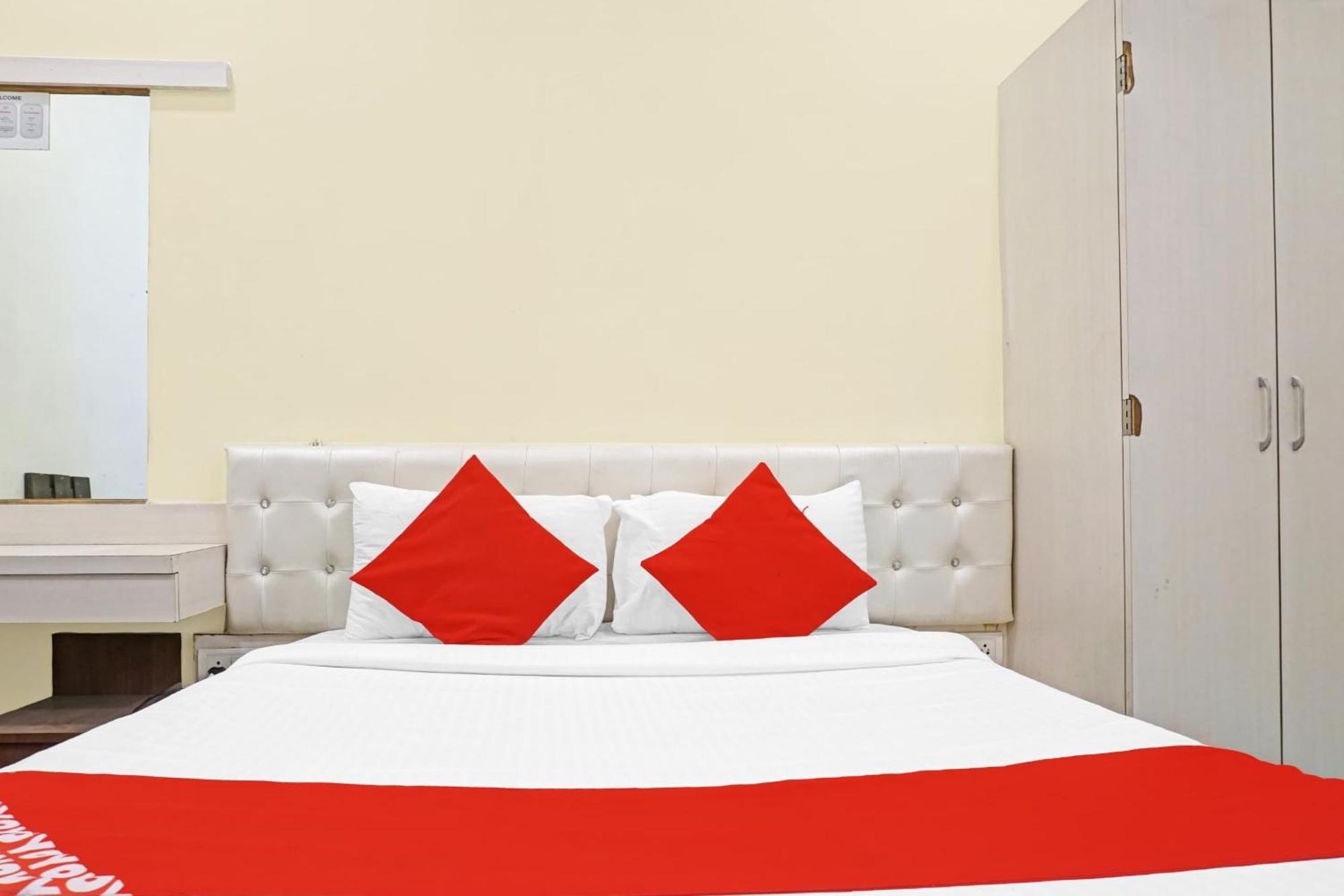 Hotel O 24K Inn Mundhwa Bagian luar foto