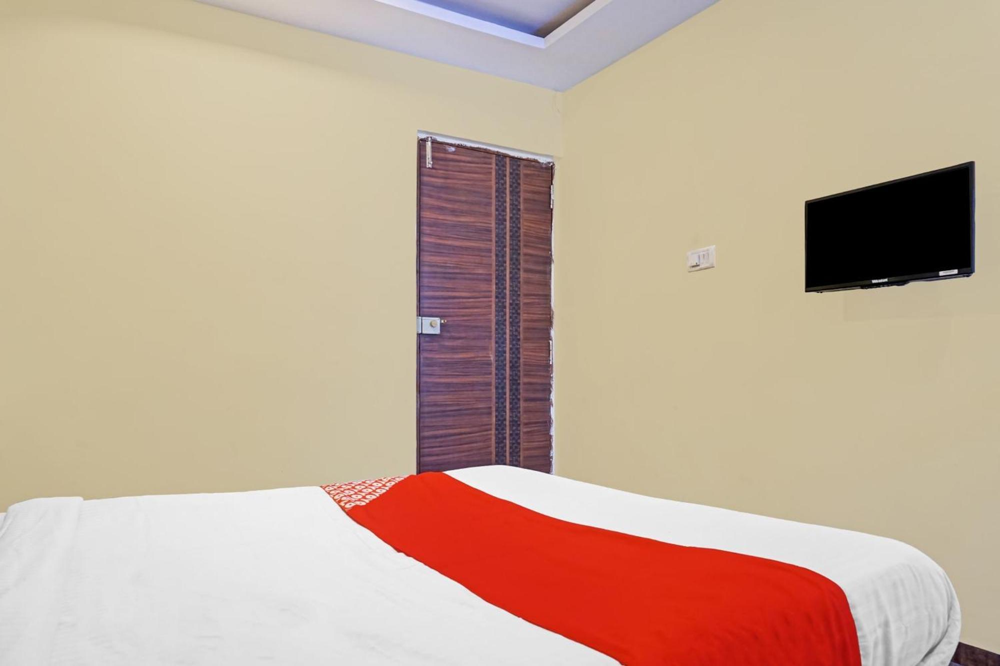 Hotel O 24K Inn Mundhwa Bagian luar foto